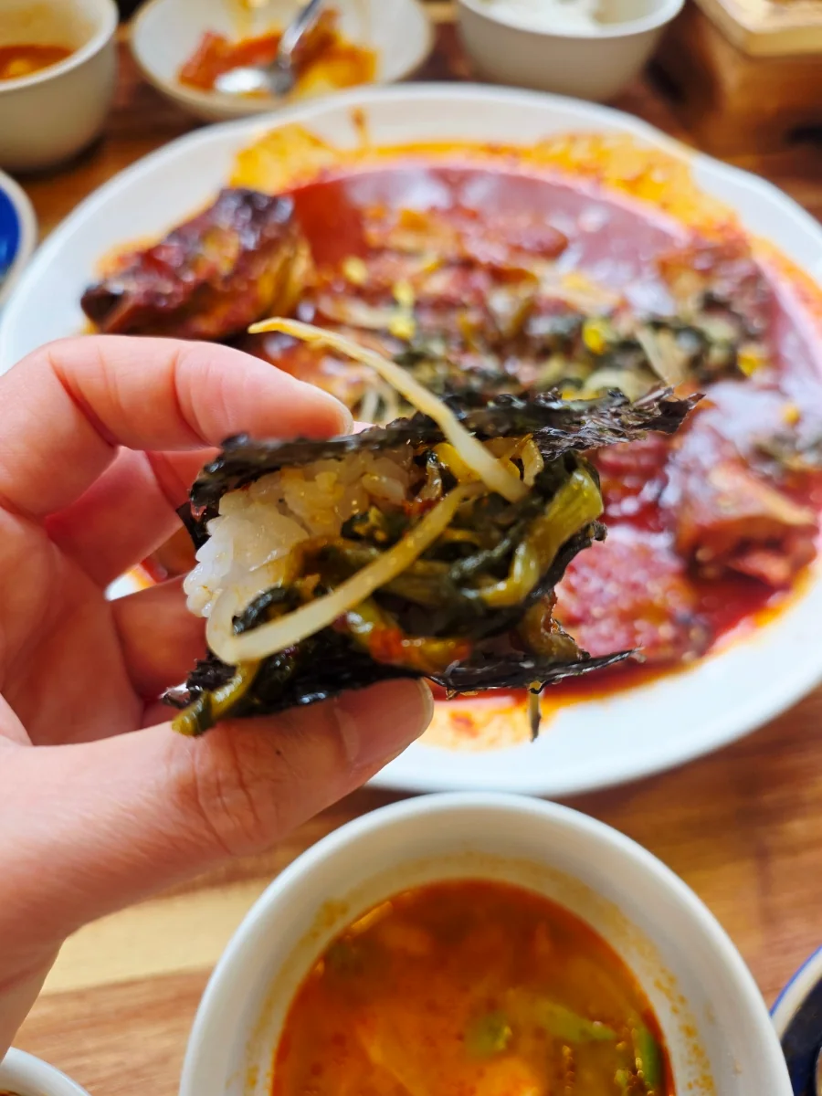 김과 밥에 코다리를 올려 먹는 한 입