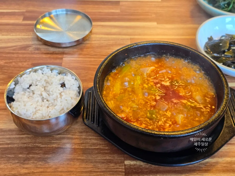 뜨겁게 끓여 나온 남도고을 애호박국밥
