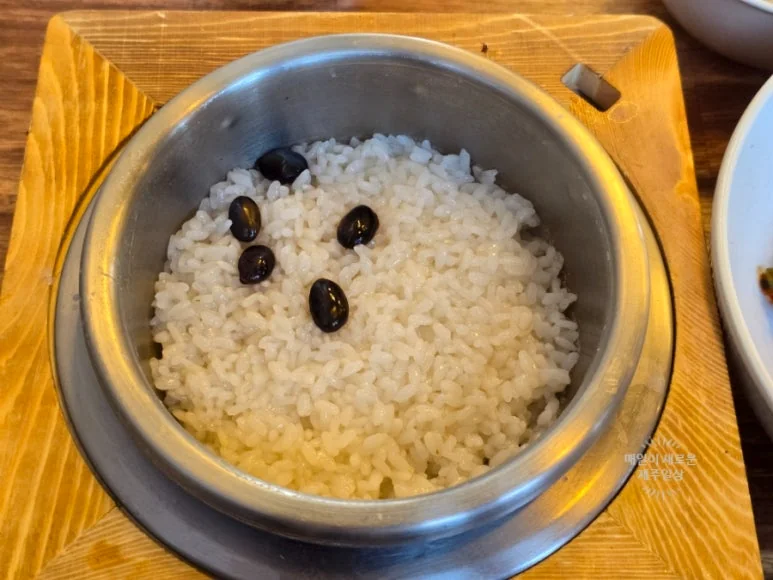 남도고을 돌솥밥의 갓 지은 쌀밥