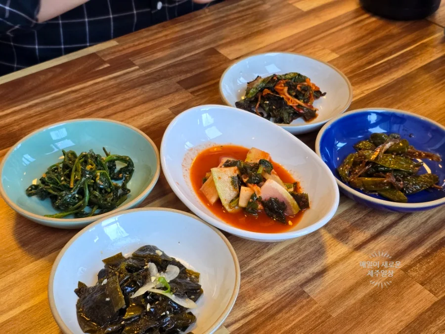 남도고을의 정갈한 채소 밑반찬과 김치