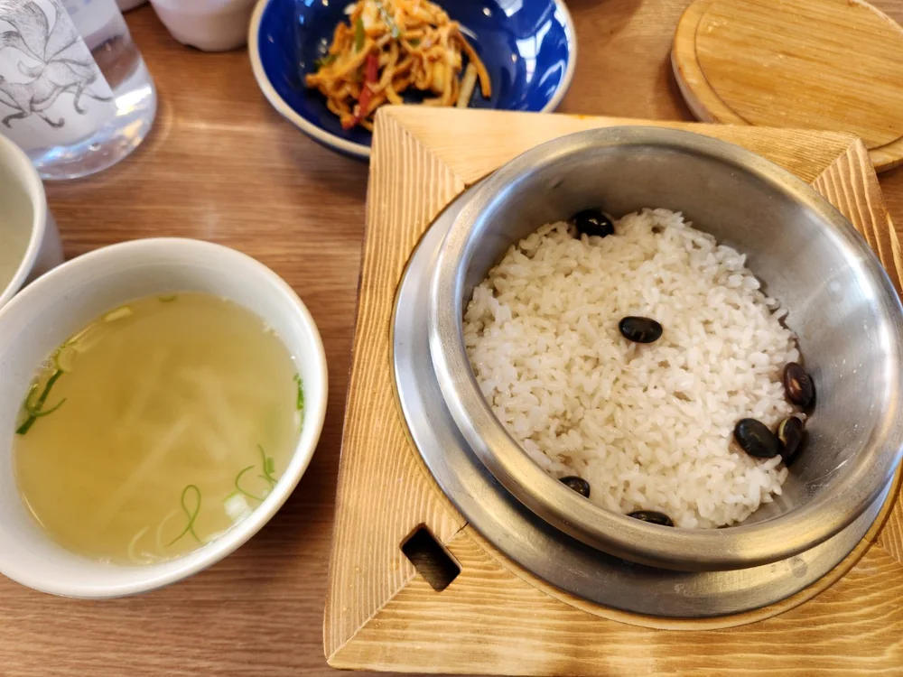 콩을 올려 갓 지은 남도고을 돌솥밥